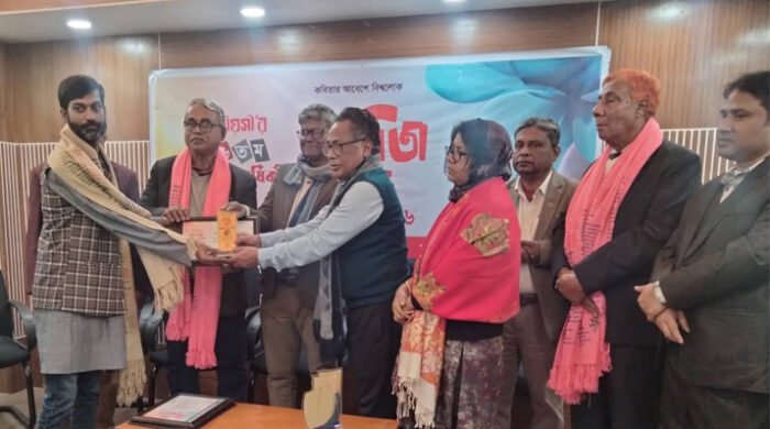 মহীয়সী সম্মাননা পেলেন নারায়ণগঞ্জের কবি কাজী আনিসুল হক